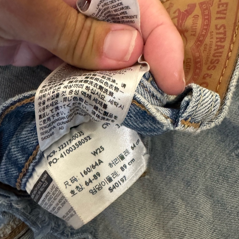 Levi’s 501 shorts size 25. Light denim. Button up fly. High waisted - Picture 7 of 13
